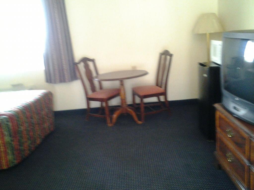 טולאר Budget Inn חדר תמונה