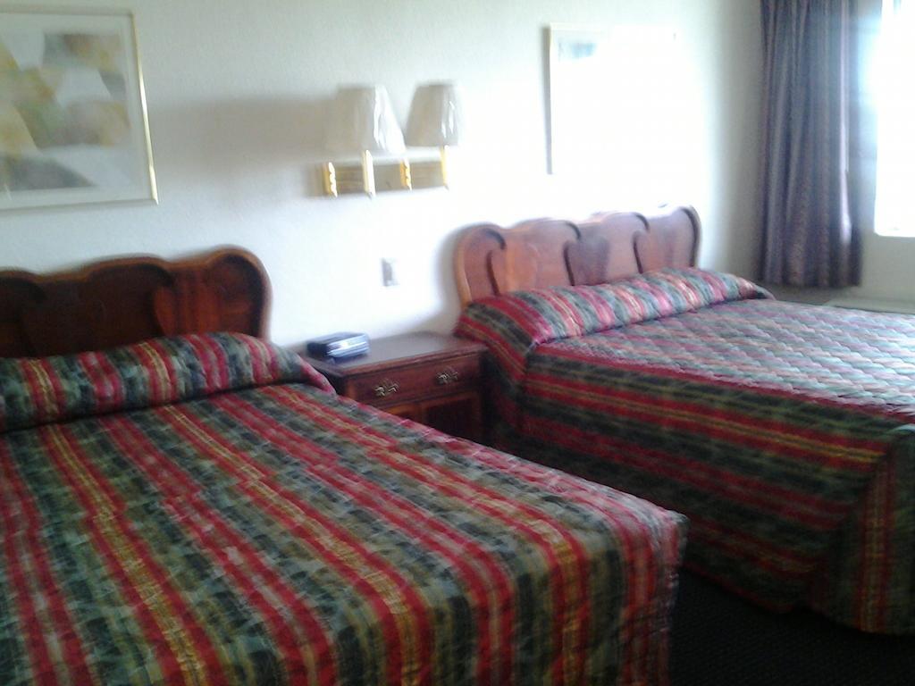 טולאר Budget Inn חדר תמונה